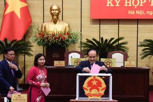 Chủ tịch HĐND thành phố Hà Nội Nguyễn Ngọc Tuấn bỏ phiếu bầu Ủy viên UBND thành phố.
