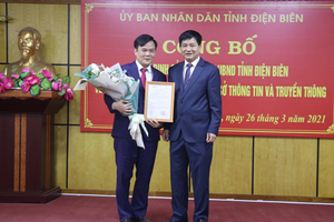 Ông Lê Thành Đô (bên phải), Chủ tịch UBND tỉnh Điện Biên trao Quyết định bổ nhiệm Giám đốc Sở Thông tin và truyền thông tỉnh Điện Biên đối với ông Vũ Anh Dũng.