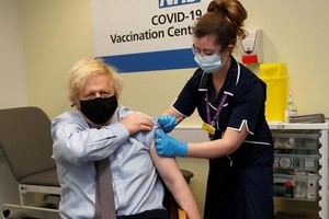 Thủ tướng Anh - Boris Johnson tiêm vaccine ngừa Covid-19 (Ảnh: AFP).