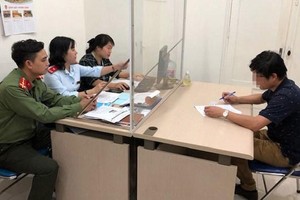 Thanh tra Sở Thông tin và Truyền thông phối hợp với Công an thành phố xử lý vi phạm hành chính với cá nhân đưa thông tin sai sự thật về công tác bầu cử. (Ảnh: Thanh tra Sở Thông tin và Truyền thông).