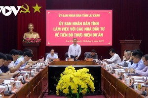 Ông Trần Tiến Dũng, Chủ tịch UBND tỉnh Lai Châu chia sẻ với những khó khăn của doanh nghiệp; đồng thời, khẳng định Lai Châu sẽ tiếp tục đồng hành cùng các nhà đầu tư để phát triển.