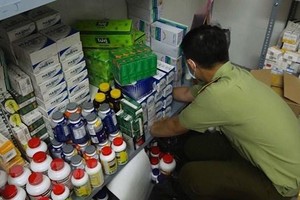 Số lượng lớn thuốc tân dược nghi nhập lậu bị phát hiện. (Ảnh: TTXVN phát).