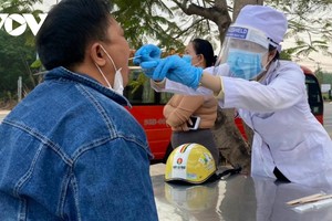 Lấy mẫu gộp các trường hợp để xét nghiệm Covid-19.