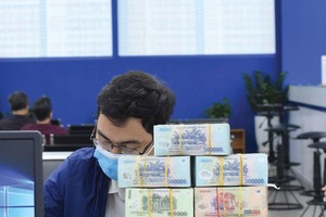 Thị trường chứng khoán đón thêm một lượng lớn dòng tiền, giúp VN-Index phá kỷ lục năm 2018, thiết lập đỉnh mới trên 1.224 điểm. Ảnh: Dũng Minh.