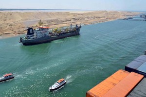 Các tàu chở hàng từ châu Âu sang châu Á có thể rút ngắn hành trình nhờ di chuyển qua kênh đào Suez. (Ảnh: Reuters).