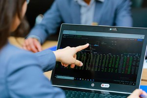 Nhà đầu tư tìm đến cổ phiếu của những doanh nghiệp có lợi nhuận quý I tăng trưởng mạnh. Ảnh: Dũng Minh.