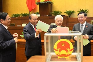 Các đại biểu bỏ phiếu bầu tại Kỳ họp 11, Quốc hội khoá XIV.