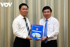 Chủ tịch UBND TPHCM Nguyễn Thành Phong (phải) trao quyết định cho ông Trần Hoàng Quân.