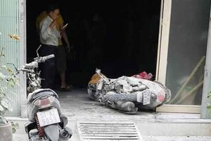 Người dân phá cửa chữa cháy. Ảnh: TL.