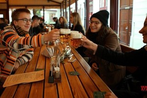 Người dân Séc có thể tụ tập tối đa 10 người ở trong nhà từ 12/4.