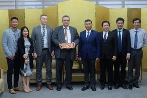 Phó Chủ tịch UBND thành phố Đà Nẵng Hồ Kỳ Minh (thứ tư từ phải sang) tặng quà lưu niệm cho Ngài Đại sứ Phần Lan Kari Kahiluoto.