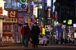 Hàn Quốc tái áp đặt lệnh giới nghiêm để chống dịch Covid-19. Ảnh: EPA.