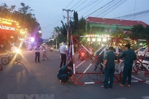 Lực lượng chức năng dỡ bỏ phong tỏa khu vực cách ly liên quan tới bệnh nhân người Trung Quốc tại phường An Phú, thành phố Thuận An, Bình Dương. (Ảnh: Huyền Trang/TTXVN).