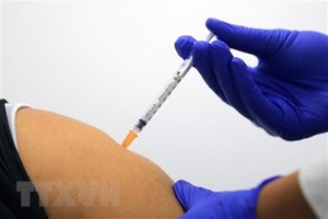 Tiêm vaccine ngừa COVID-19 của Hãng Pfizer/BioNTech tại Sydney, Australia. (Ảnh: AFP/TTXVN).