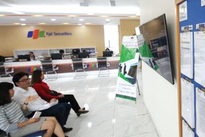 Khuôn khổ pháp lý của Việt Nam phải bắt đầu xác định một lằn ranh đỏ, không để hoạt động cung cấp thông tin “thoải mái” quá như hiện nay. Ảnh: Dũng Minh.