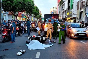 Lực lượng chức năng đang xử lý hiện trường. (Ảnh: Thành Chung/TTXVN).