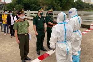 Lực lượng chức năng trao trả 04 đối tượng người Trung Quốc nhập cảnh trái phép Việt Nam cho Công an TP Đông Hưng, Trung Quốc.