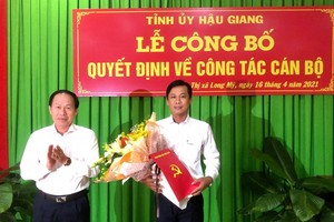 Ông Lê Tiến Châu- Ủy viên Trung ương Đảng- Bí thư Tỉnh ủy Hậu Giang trao Quyết định của Ban Thường vụ Tỉnh ủy điều động và chỉ định ông Võ Văn Trung giữa chức Bí thư Thị ủy Long Mỹ, nhiệm kỳ 2020-2025.