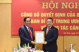Phó Trưởng Ban Tổ chức Trung ương Nguyễn Thanh Bình trao quyết định cho ông Trần Tiến Hưng.