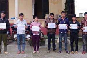 Các đối tượng tổ chức đưa 6 công dân vượt biên trái phép bị bắt giữ. (Ảnh: TTXVN phát).