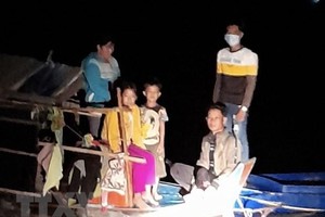 Các đối tượng sử dụng phương tiện vỏ lãi từ bên kia biên giới đang tìm cách nhập cảnh trái phép về Việt Nam qua đường sông Tiền bị phát hiện. (Ảnh: TTXVN phát).