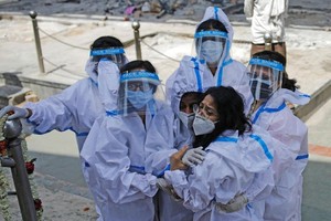 Người thân khóc thương một bệnh nhân vừa tử vong vì Covid-19 tại New Delhi, Ấn Độ. Ảnh: Reuters.