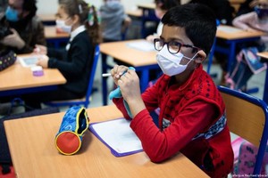 Đeo khẩu trang cho học sinh là quy định bắt buộc trong các trường học ở Pháp. Ảnh: Deutsche Welle.