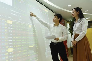 Kênh đầu tư chứng khoán vẫn hấp dẫn, VN-Index bật tăng trở lại sau phiên lao dốc ngày 22/4/2021.