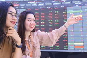 Thị giá nhiều cổ phiếu tăng mạnh theo tin tăng vốn.