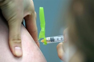 Nhân viên y tế tiêm vaccine Pfizer phòng COVID-19 cho người dân tại Busan, Hàn Quốc, ngày 3/3/2021. (Nguồn: Yonhap/TTXVN).