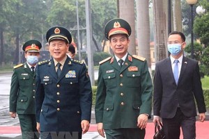 Thượng tướng Phan Văn Giang, Bộ trưởng Bộ Quốc phòng Việt Nam và Thượng tướng Ngụy Phượng Hòa, Bộ trưởng Bộ Quốc phòng Trung Quốc. (Ảnh: Trọng Đức/TTXVN).