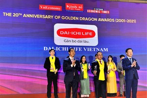 Ông Trần Thanh Tú – Phó tổng giám đốc Pháp lý, Pháp chế và Đối ngoại Dai-ichi Life Việt Nam, nhận Cup vinh danh tại chương trình Rồng Vàng ngày 26/4/2021.