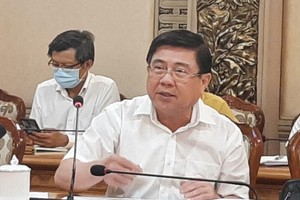 Chủ tịch UBND TPHCM Nguyễn Thành Phong chỉ đạo việc phòng, chống dịch COVID-19.