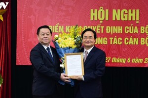 Trưởng Ban Tuyên giáo Trung ương - Nguyễn Trọng Nghĩa (trái) trao quyết định cho ông Phùng Xuân Nhạ. (Ảnh: Trọng Phú).