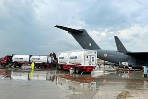 Máy bay Không quân Ấn Độ tại Singapore để nhận các bồn chứa oxy lỏng. Ảnh: ANI.