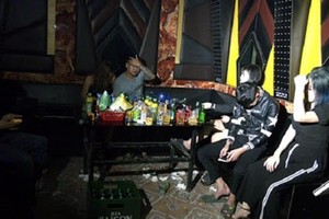 Quán karaoke mở cửa hoạt động, không thực hiện biện pháp dừng hoạt động kinh doanh để phòng chống dịch Covid-19 sẽ bị xử phạt nặng. Ảnh minh họa: KT.