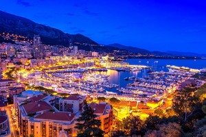 Bến du thuyền Hercules (Monaco) lung linh về đêm.