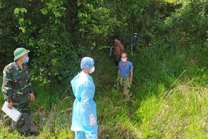 Các đối tượng vượt biên trái phép bị bắt giữ. (Ảnh: TTXVN phát).