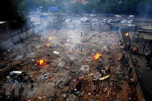 Khu hỏa táng thi thể bệnh nhân COVID-19 tại Delhi, Ấn Độ ngày 26/4/2021. (Ảnh: THX/TTXVN)