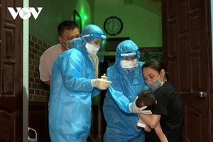 Cán bộ y tế lấy mẫu xét nghiệm cho người dân ngay trong đêm. (Ảnh: CTV Giang Nam).