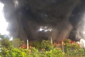 Vụ cháy thiêu rụi xưởng may có diện tích 1.900m2. (Nguồn: CTV/Vietnam+).