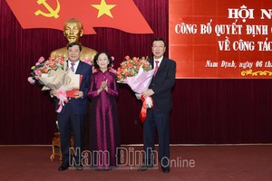 Bà Trương Thị Mai, Ủy viên Bộ Chính trị, Bí thư Trung ương Đảng, Trưởng Ban Tổ chức Trung ương tặng hoa chúc mừng Tổng Thanh tra Chính phủ Đoàn Hồng Phong và Bí thư Tỉnh ủy Phạm Gia Túc. Ảnh: Báo Nam Định.