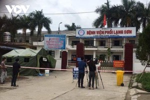 Lực lượng chức năng phong tỏa Bệnh viện Phổi Lạng Sơn.