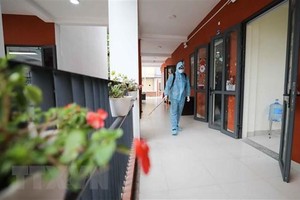 Vệ sinh khử khuẩn trường lớp. (Ảnh: Thanh Tùng/TTXVN).