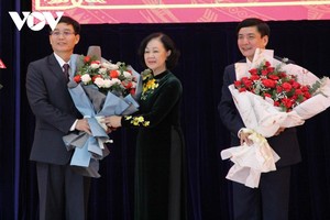 Bà Trương Thị Mai trao Quyết định, tặng hoa chúc mừng tân Bí thư Tỉnh ủy Đắk Lắk Nguyễn Đình Trung.