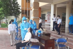 Lấy mẫu xét nghiệm giám sát cộng đồng (Ảnh: Trung tâm Y tế quận Tân Phú).