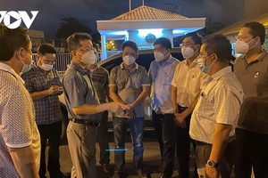 Ông Nguyễn Văn Quảng, Bí thư Thành ủy Đà Nẵng (đứng giữa) đang chỉ đạo chống dịch trước cổng Khu Công nghiệp An Đồn trong đêm 11/5.