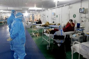 Bệnh nhân Covid-19 được chăm sóc tại một bệnh viện quân y ở thủ đô New Delhi, Ấn Độ (ANI).