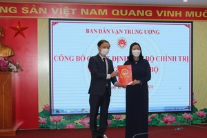 Bà Bùi Thị Minh Hoài trao quyết định cho ông Phạm Tất Thắng.