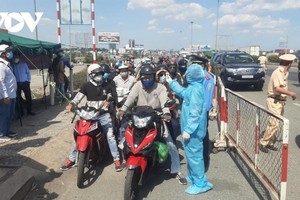 Ở những lần thành lập chốt kiểm dịch năm ngoái, người dân từ các địa phương khác lưu thông qua các chốt kiểm dịch được nhân viên y tế kiểm tra thân nhiệt trước khi vào TPHCM.